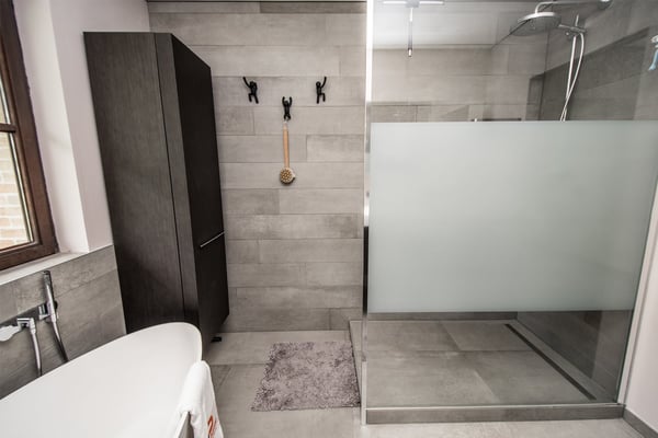 Betere Een kleine badkamer renoveren: hoe haal je het maximum uit een CO-08